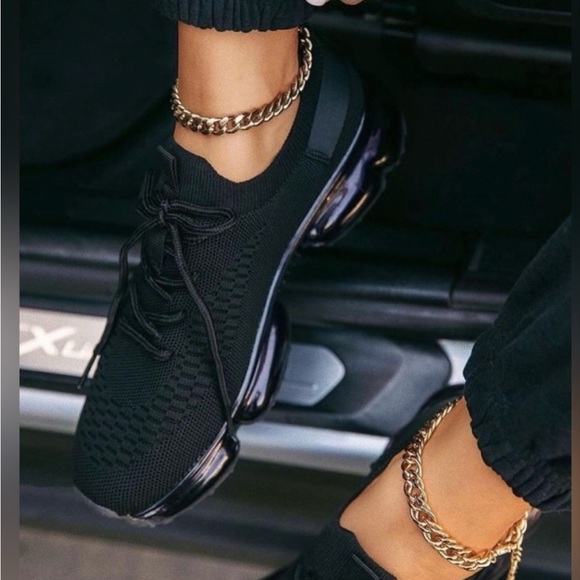 La Sheelah Black FlyKnit Air Bubble Slip On Sneakers size 7.5